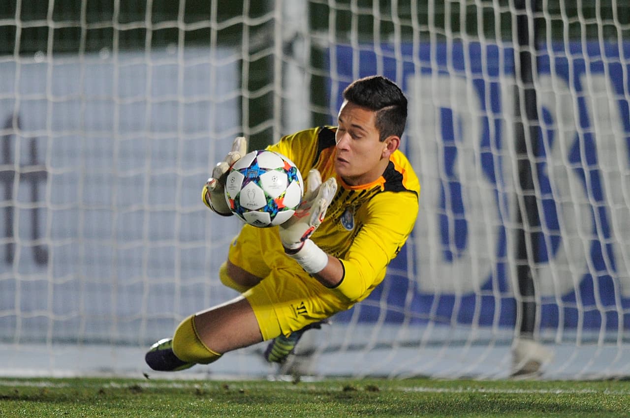 Reyes parece no entrar en los planes del ahora entrenador Nuno Espirito Santo y se le busca acomodo en algún otro equipo, mientras que el joven guardameta se ha integrado a los trabajos de pretemporada del Oporto B y podrá ser llamado al primer equipo cuando sea requerido.