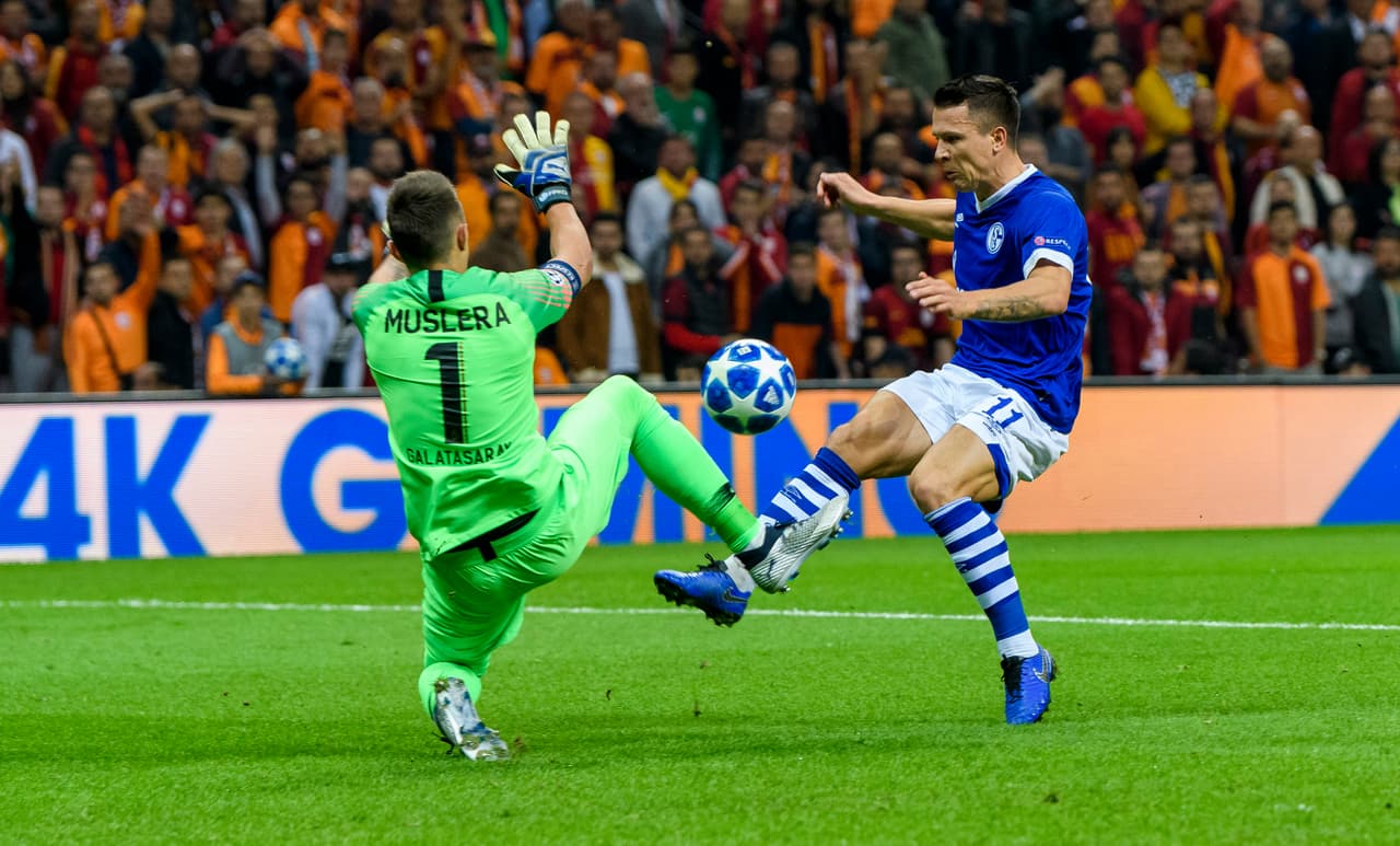 Yevhen Konoplyanka fue de los que más cerca estuvo de anotar, sobre todo en esta jugada en la que el uruguayo Fernando Muslera no pudo cerrar bien y por poco llega el 1-0.