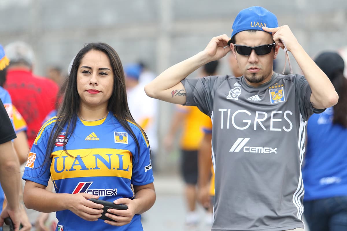 Fanáticos de Tigres a las afueras del Estadio Universitario de Monterrey, a minutos de iniciar el juego contra Toluca.