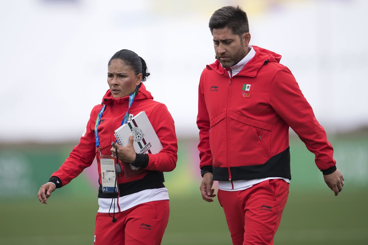 Christopher Cuéllar al finalizar el partido México 2-2 Colombia correspondiente al Fútbol Femenino Primera Ronda Grupo A.