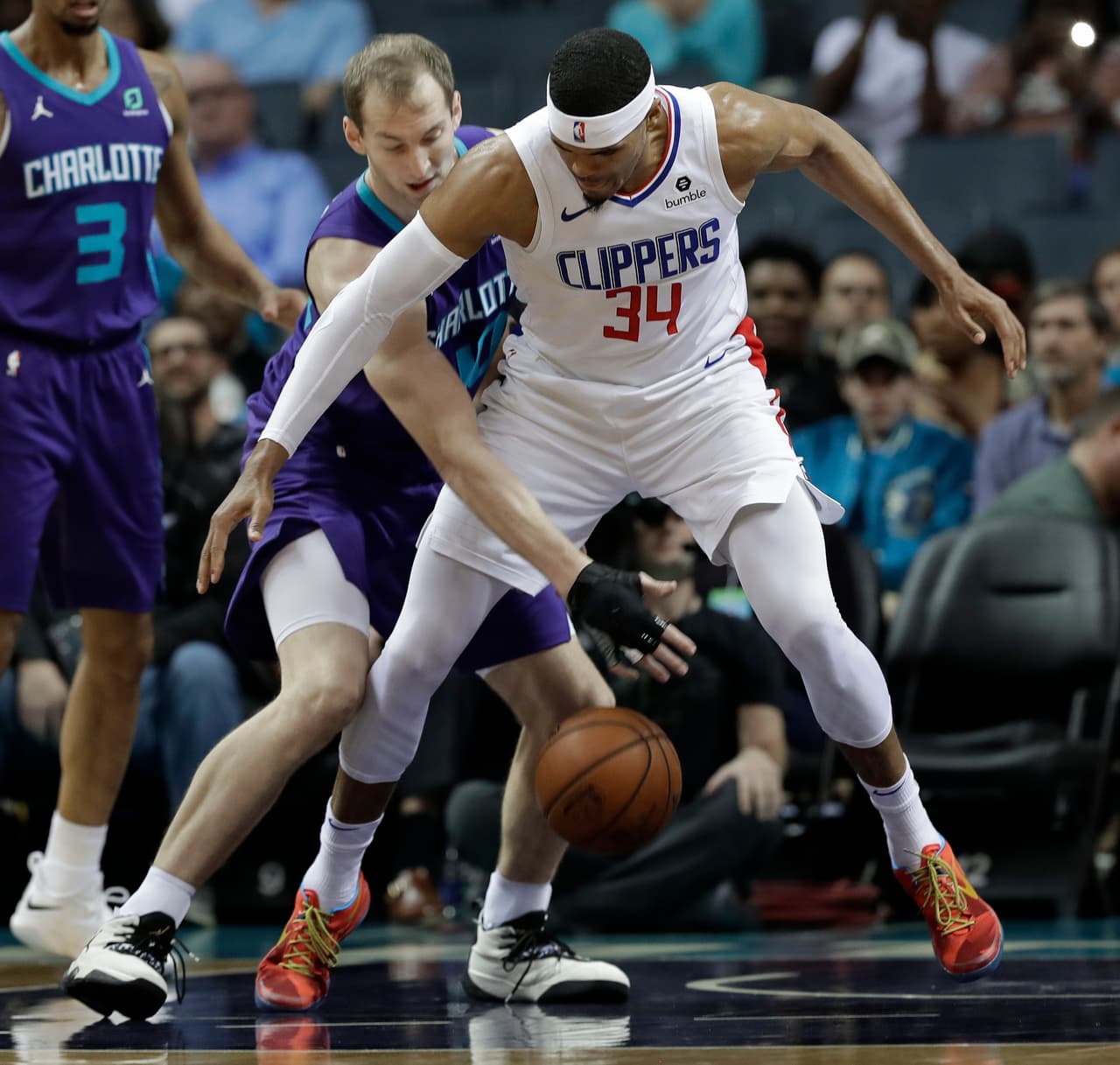 Clippers 117-115 Hornets: el equipo californiano no suelta el acelerador y sigue sacando diferencias a los Kings y Lakers en el Oeste. En su visita a Charlotte consiguieron una nueva victoria con una gran presentación de Tobias Harris (34 puntos) y Lou Williams (31 puntos).
