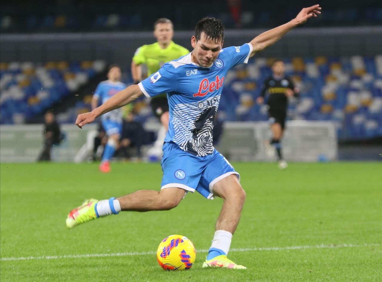 Con doblete de Mertens y goles de Zielinski y Ruiz Peña, el Napoli golea a la Lazio 4-0 durante la jornada 14 en la Serie A. Se le rindió homenaje a Diego Armando Maradona previo al encuentro y el mexicano Hirving Lozano jugó 65 minutos, pues salió por pisotón en la pierna.