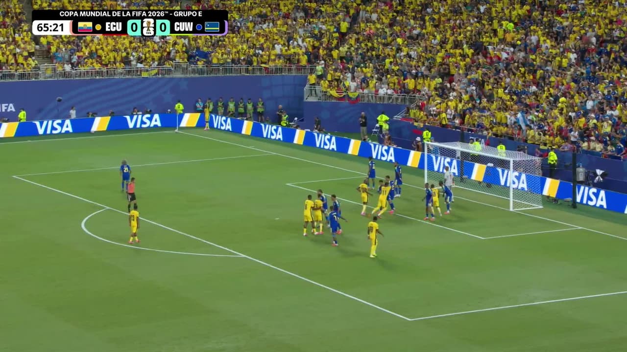 ¡TIRO ATAJADO! disparo por Willian Pacho.