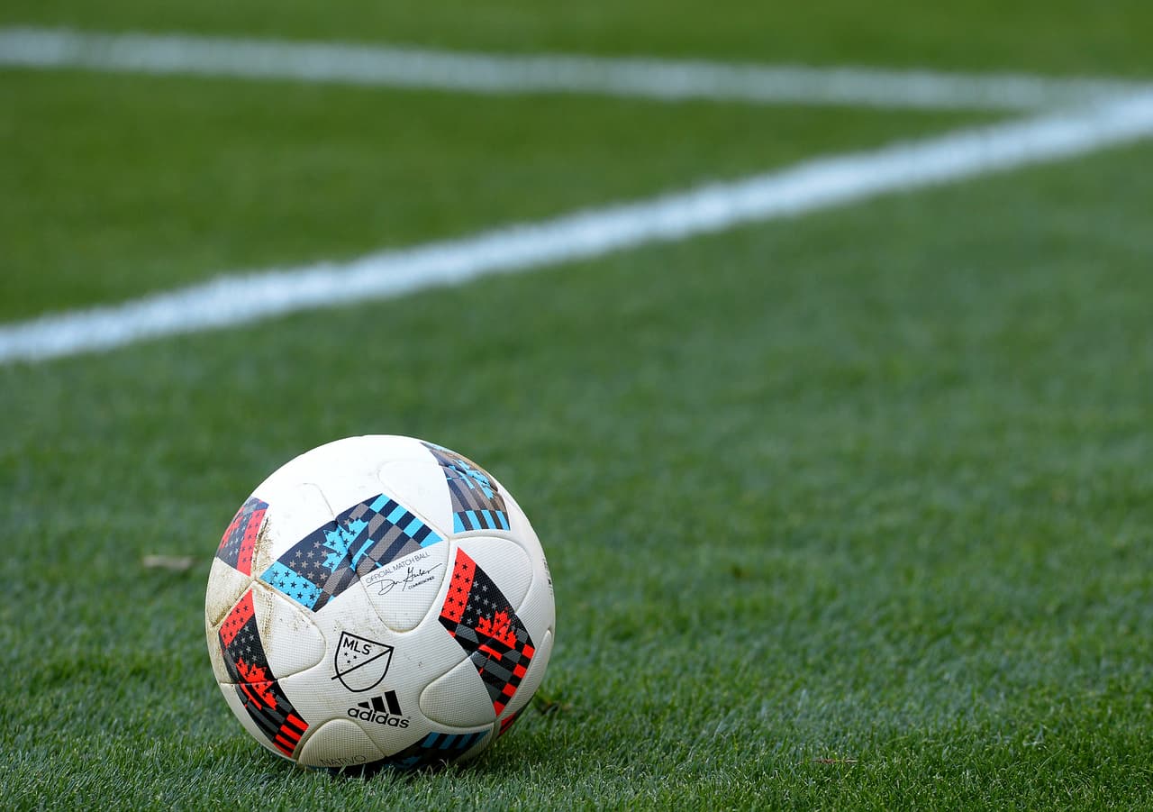 En 2016 llegó la segunda versión de 'Nativo', que continuó la tradición de sumar detalles en rojo y azul al cuerpo blanco del balón.