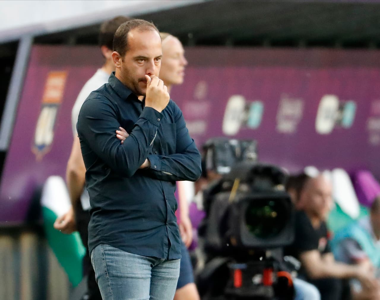 El desconcierto y la impotencia se tomaron al técnico del Barcelona Lluis Cortes.