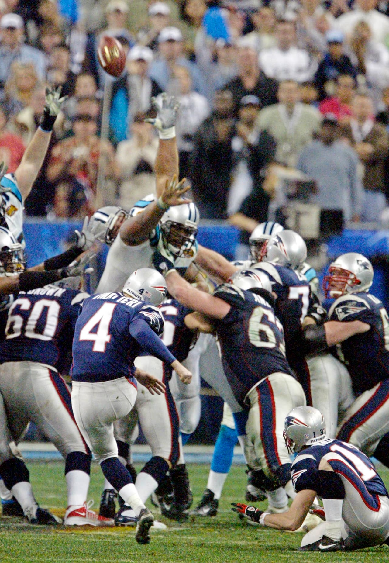 <b>Super Bowl XXXVIII (Carolina Panthers 29-32 New England Patriots)</b>. Un gol de campo de Adam Vinatieri en los segundos finales le dio a los Pats su segunda corona en un juego que estuvo para cualquiera.