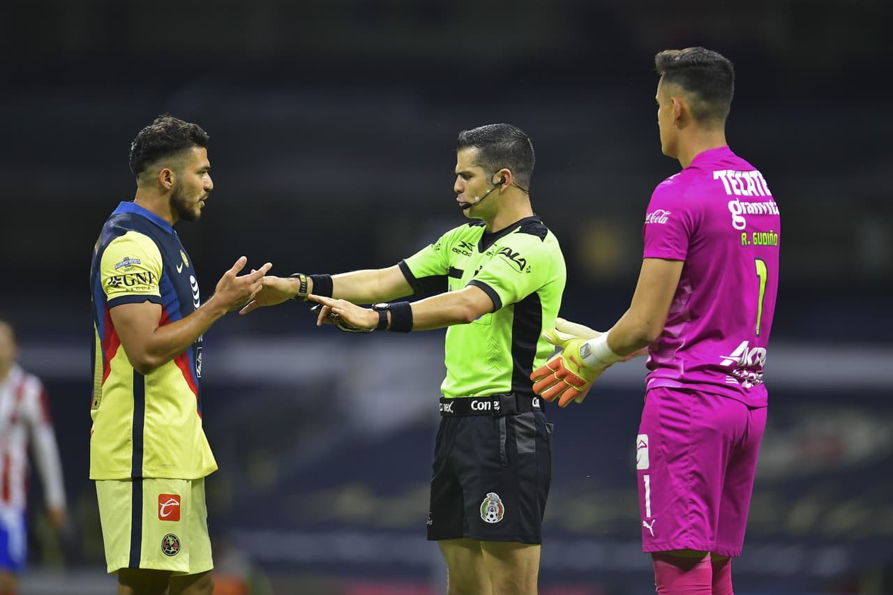 El árbitro decidió anular el gol dado que existía una falta previa.
