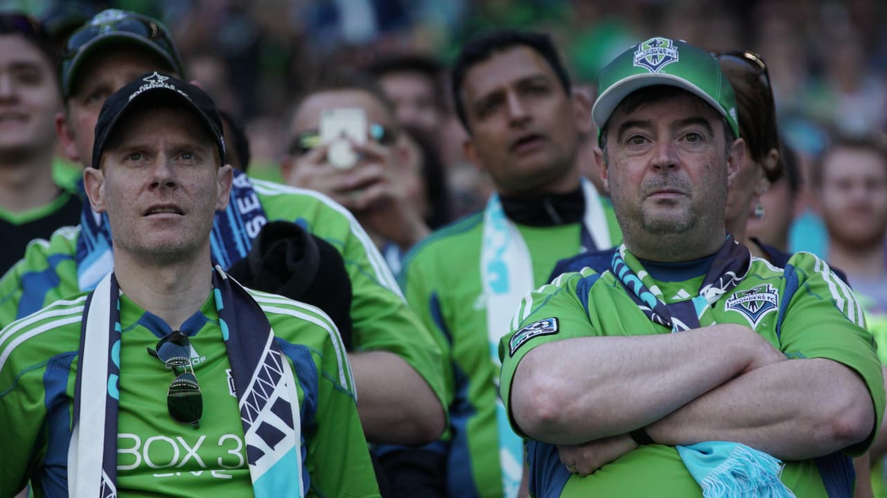 La cara de los hinchas lo dice todo: el partido está cerrado. Ya se abrirá.