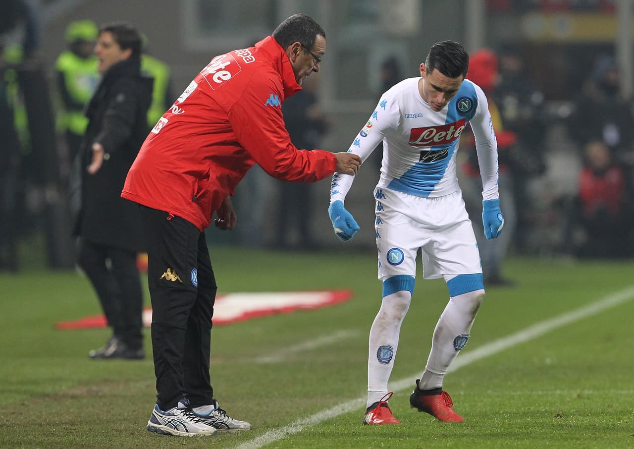 El extremo derecho del Napoli, desde la época de Sarri, tiene la labor de llegar con libertad al área y finalizar jugadas, un rol ideal para Lozano.