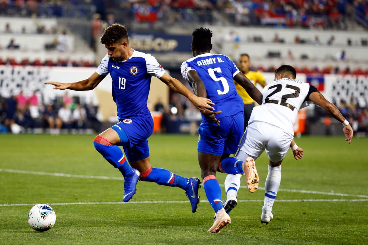 El volante que milita Violette AC de Haití mide 1,70 metros (5 ft 7 in), más bajo que Carlos Vela, cuya estatura es de 1,77 metros (5 ft 10 in)