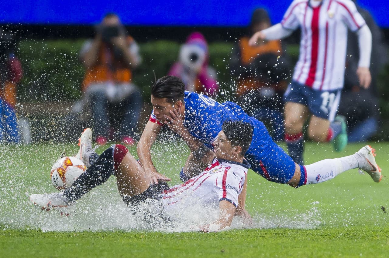 Las lluvias torrenciales afectaron las acciones en la cancha y la asistencia en el estadio del Rebaño Sagrado.