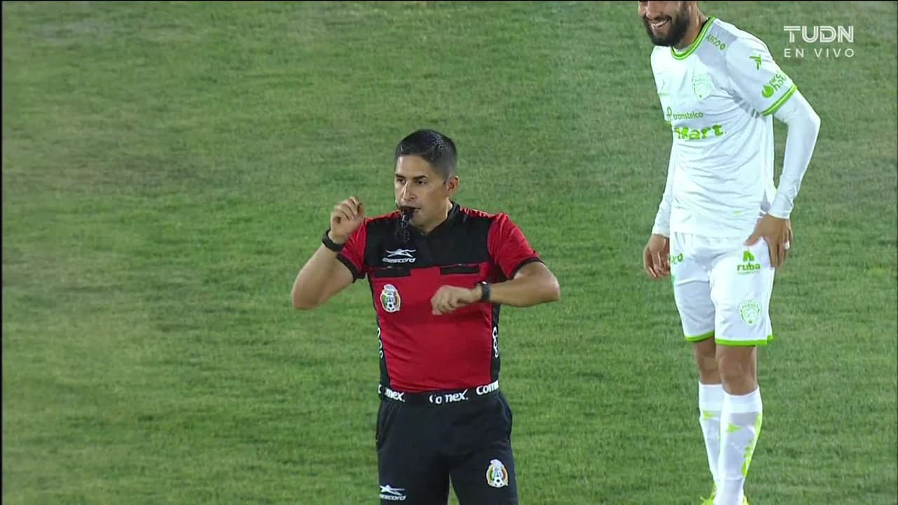 Arranca el partido y la pelota está en juego.
