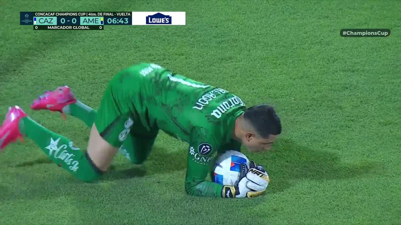 ¡TIRO ATAJADO! disparo por Érik Lira.