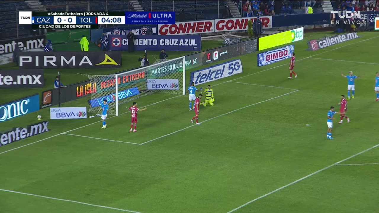 ¡TIRO ATAJADO! disparo por Marcel Ruíz.