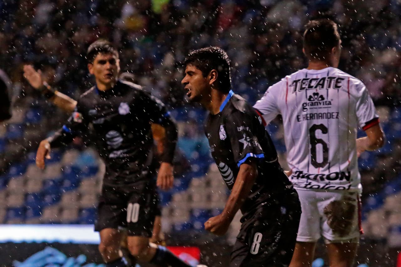 Apenas al inicio del segundo tiempo llegó la reacción del Puebla con el gol de Luis Robles (centro) al minuto 49 para desontar en el marcador 2-1.