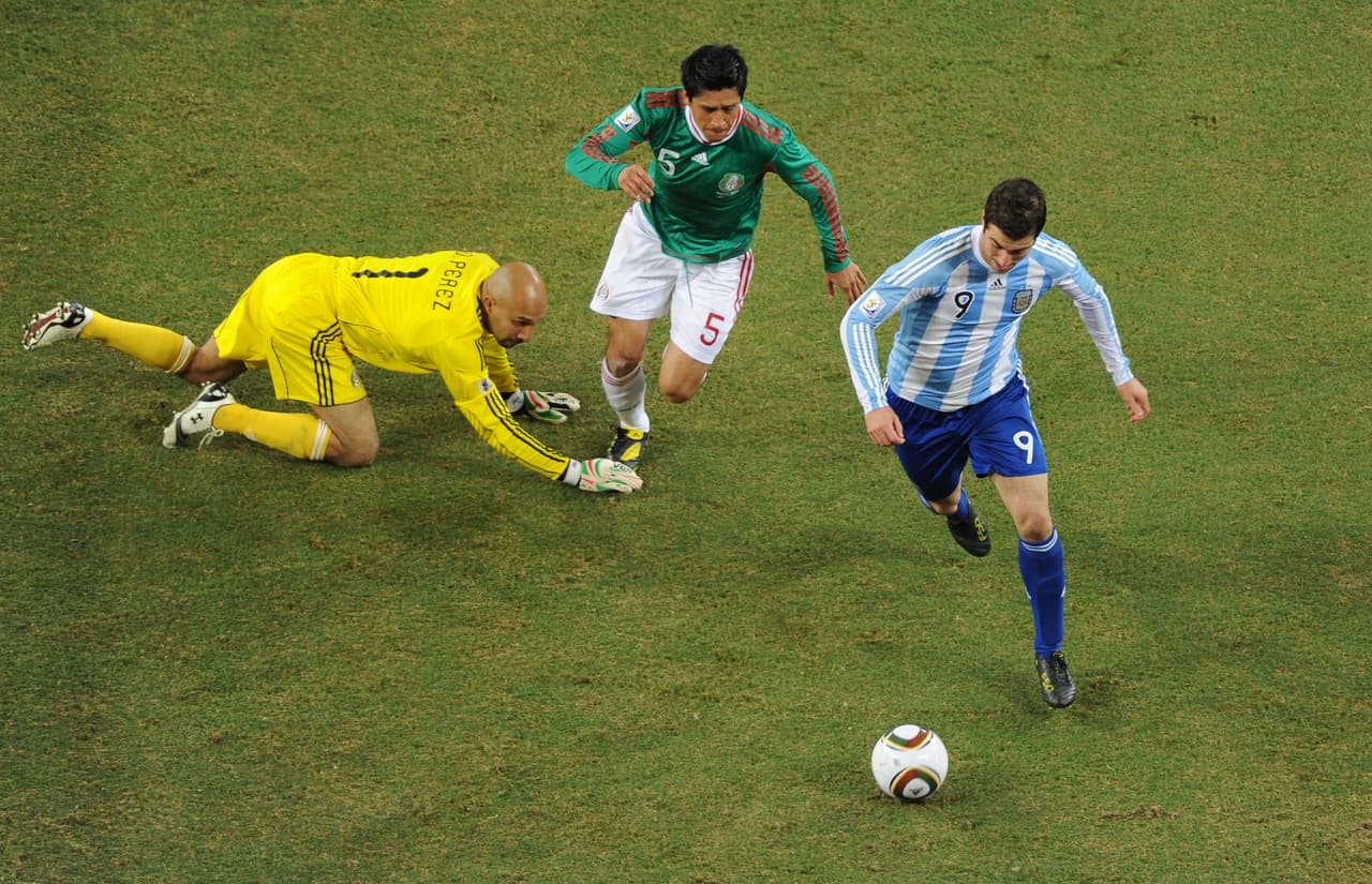 En Sudáfrica 2010, Argentina volvió a ser el rival de octavos de final para México, pero en esta ocasión se impuso con mayor comodidad 3-1, ante la nueva tristeza mexicana.