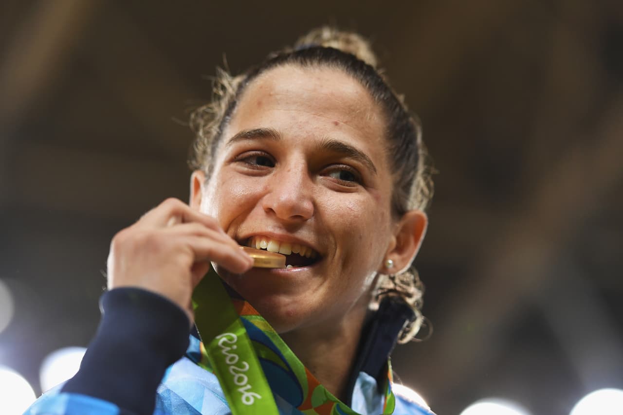 La argentina Paula Pareto ganó el primer oro para argentina al imponerse a la coreana Jeong Bokyeong en la final de 48 kg de Judo.