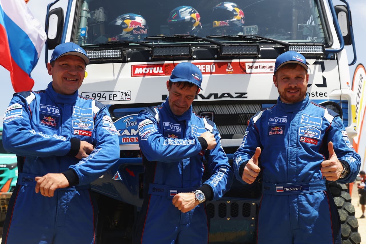 El catarí Nasser Al-Attiyah en autos; Eduard Nikolaev y su equipo Kamaz (foto), integrado por Evgenii Iakovlev y Vladimir Rybakov, en camiones; y el australiano Toby Price en motos (foto), celebraron su triunfo en el Rally Dakar.