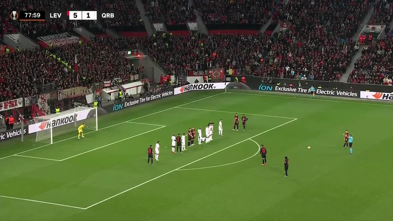 ¡CERCA! Álex Grimaldo disparó que se estrella en el poste.