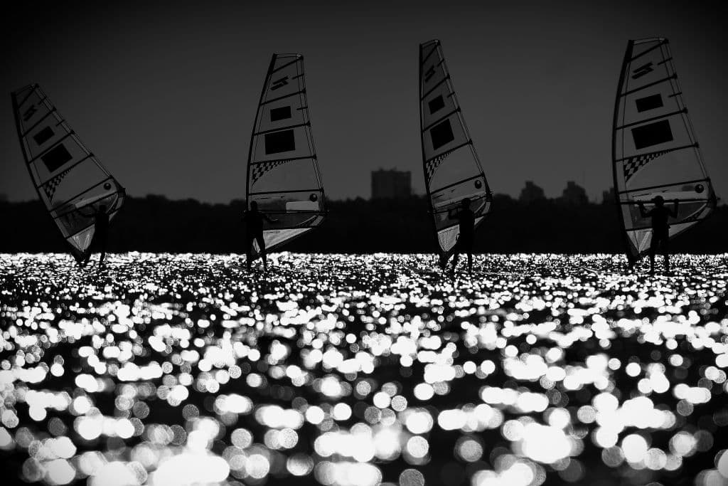 A contraluz. La engañosa pasividad de las competencias de vela, donde parece que no pasa nada y no, por el contrario, hay demasiada acción.