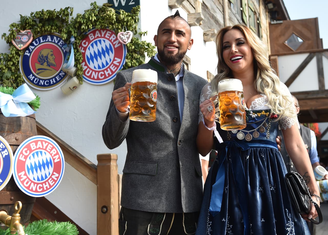 Arturo Vidal fue uno de los que más disfrutó la celebración cervecera: él es un conocedor en el tema.
