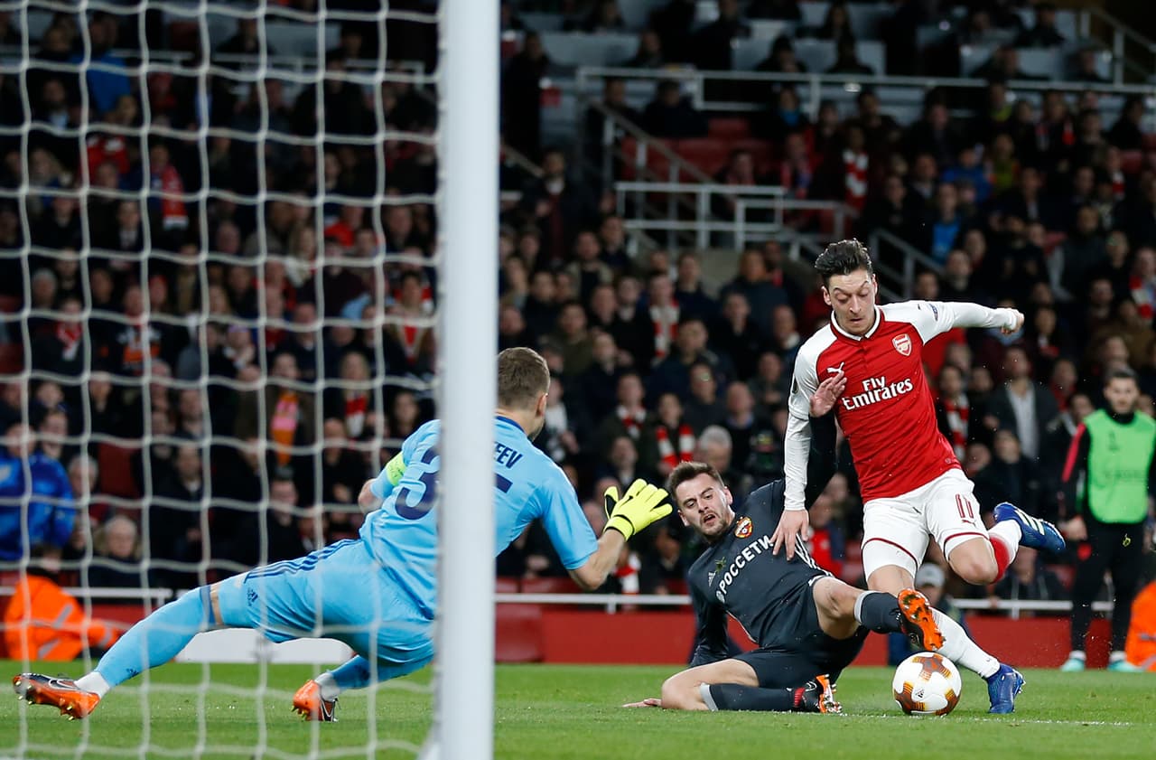 Al minuto 22, un penalti sobre Mesut Ozil, gran figura del partido, llevó al gol que le dio la ventaja al Arsenal.