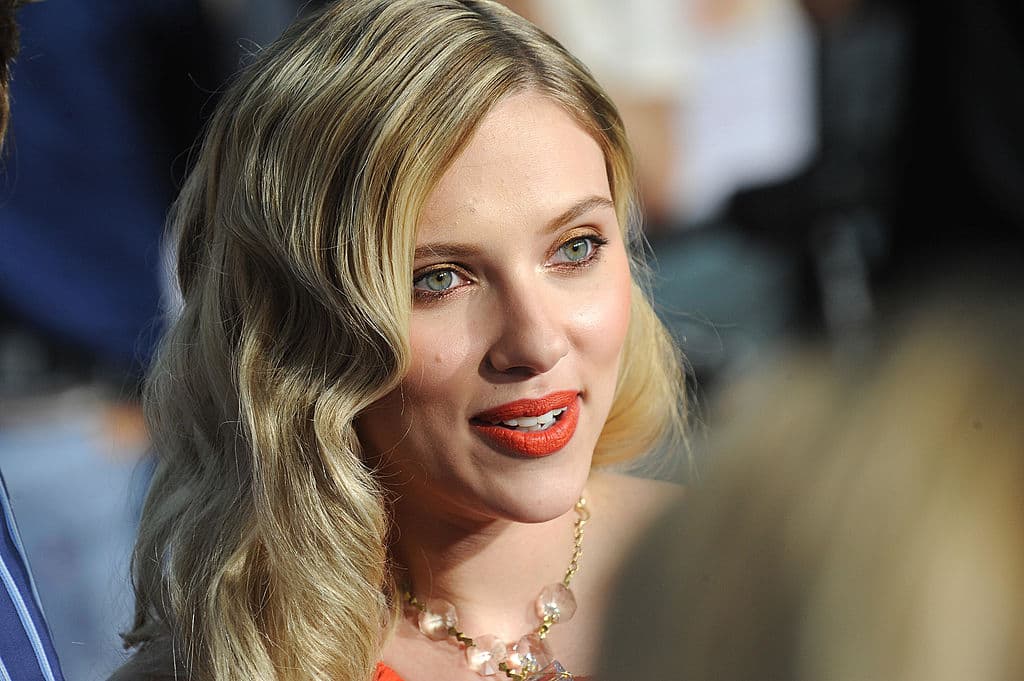 Scarlett Johansson por los New York Yankees es tal que reconoce ser un "tema delicado" cuando habla de beisbol con su prometido, Colin Jost.