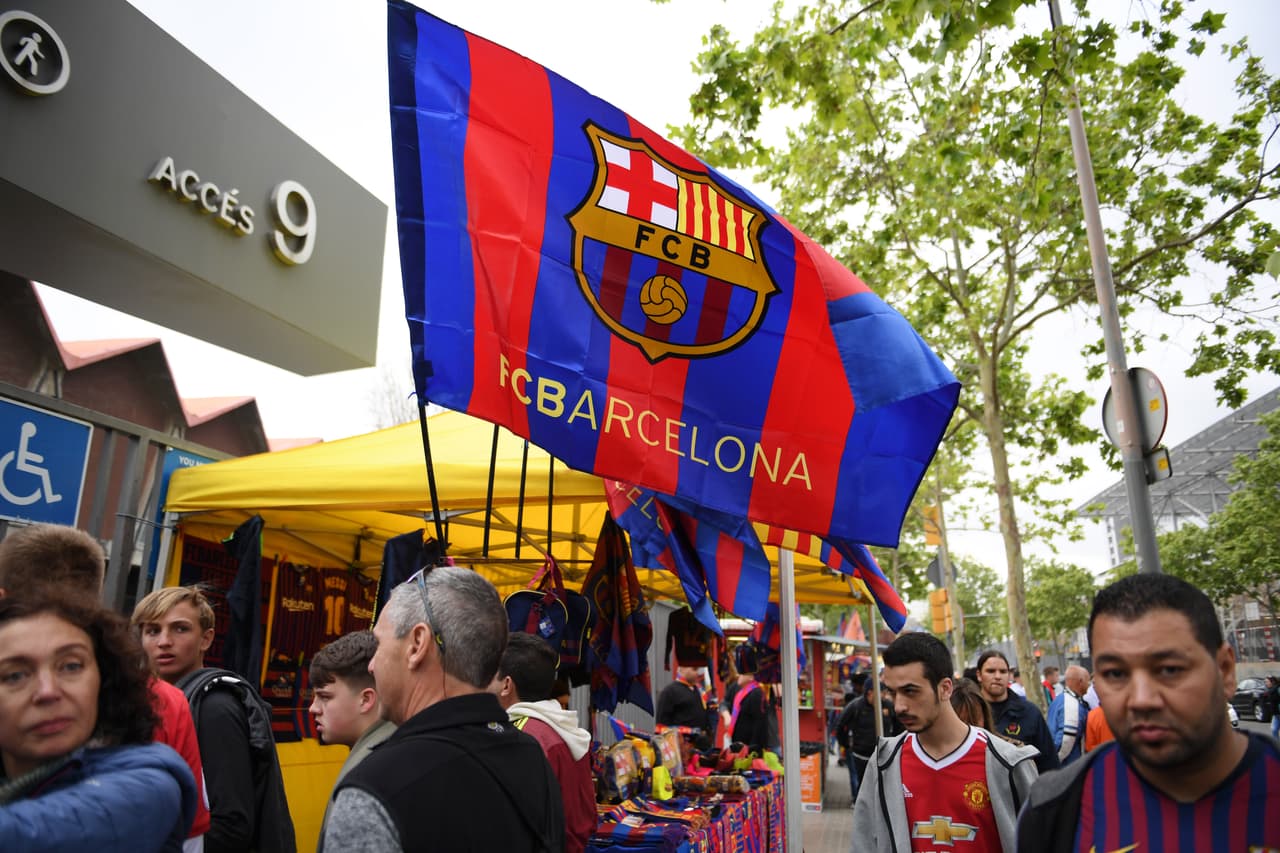 Las horas previas a la definición de la serie de Cuartos de Final de Champions League entre Barcelona y Manchester United se vivió con mucho color en las calles de la Ciudad Condal. Miles de fanáticos locales, así como algunos otros ingleses, se disfrutaron el ambiente