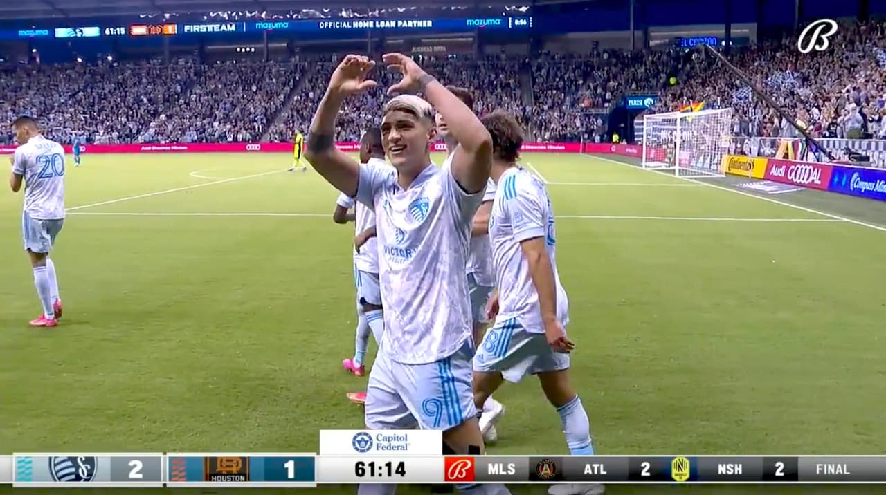 Alan Pulido vence al portero desde el manchón penal y Sporting KC remonta el marcador