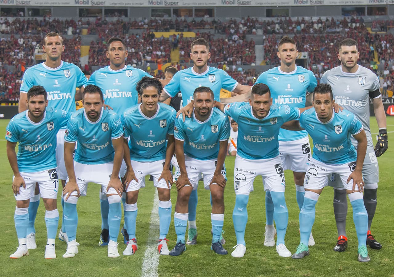 Los jugadores de Atlas posan antes del inicio del partido en el Estadio Jalisco.