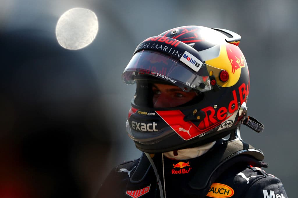 Max Verstappen se marchó con frustración hacia los pits de Red Bull 
<a href="https://www.univision.com/deportes/formula-1/en-fotos-max-verstappen-prueba-el-cuadrilatero-antes-del-gran-premio-de-mexico-fotos" target="_blank">en el mismo día que probó el boxeo en México</a>, pero su suerte más tarde sería mejor.