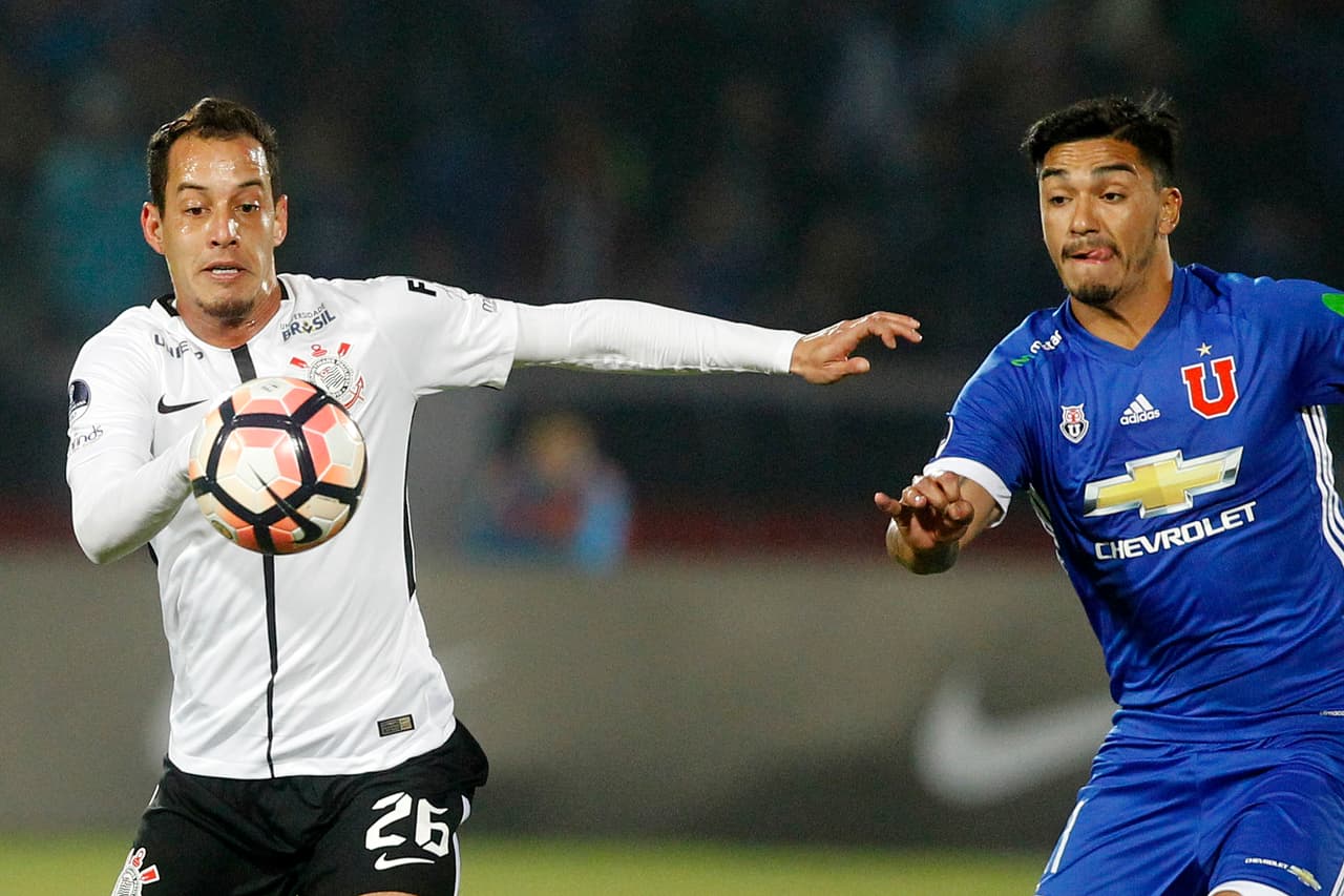 Desde Chile, los rumores colocan a Lorenzo Reyes (derecha) en Cruz Azul. 'Lolo' es jugador de la Universidad de Chile y se desempeña en el mediocampo. Tiene 26 años.