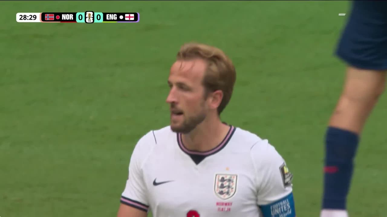 ¡Kane lo intenta de lejos y se le va elevado!