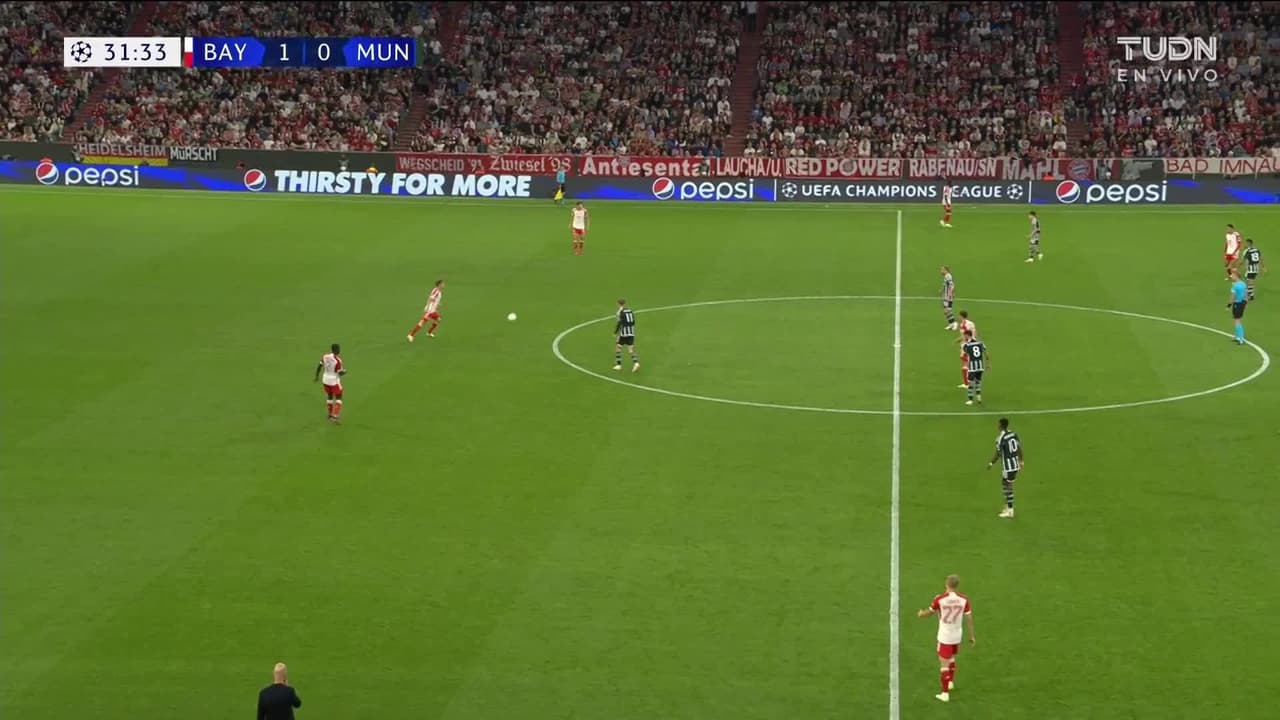 ¡GOL!  anota para FC Bayern München. Serge Gnabry