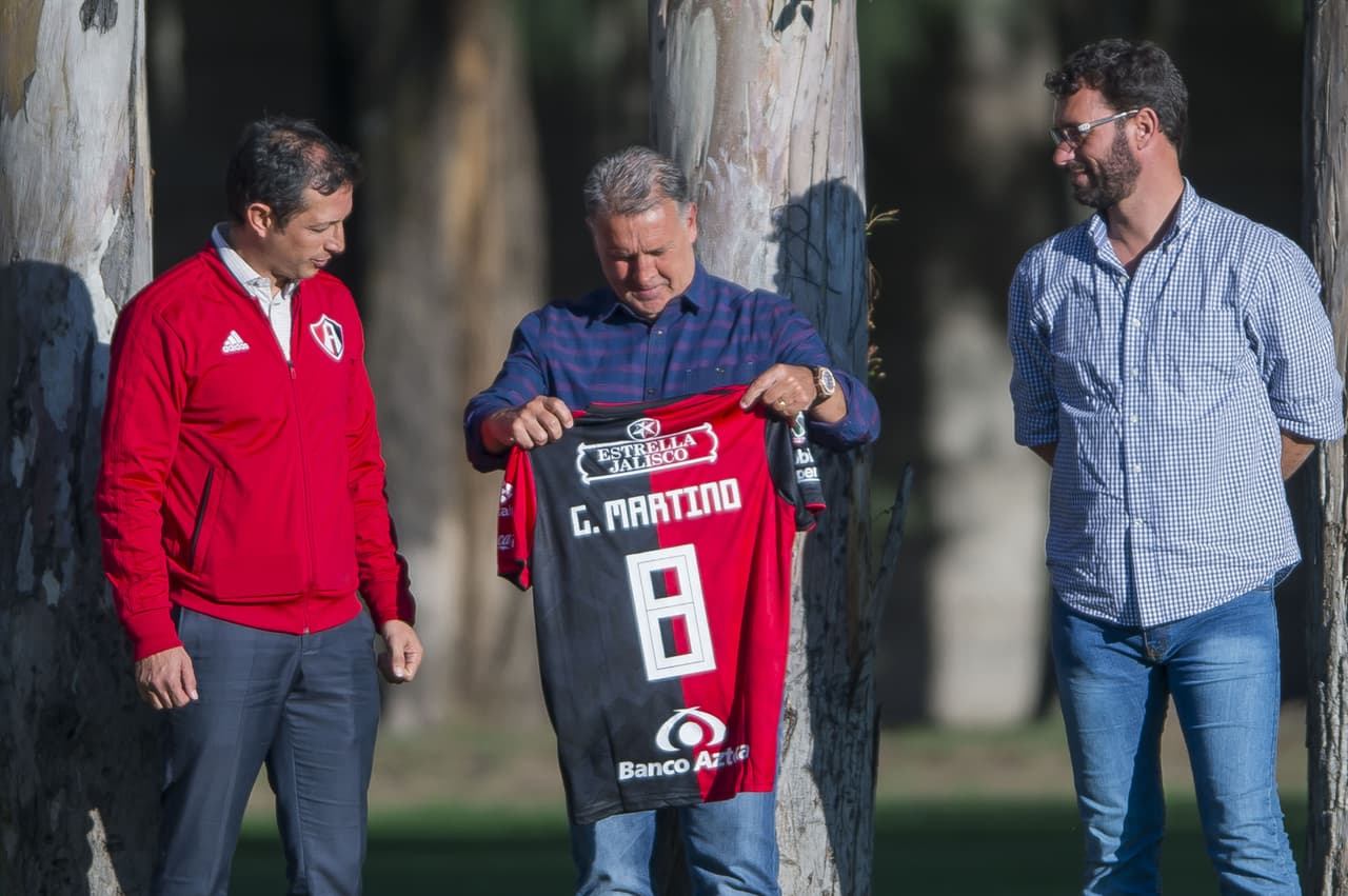 Los primeros contactos con los equipos de la ciudad tapatía se dieron el pasado 24 de enero, con la particularidad de que ambos le entregaron sus playeras.