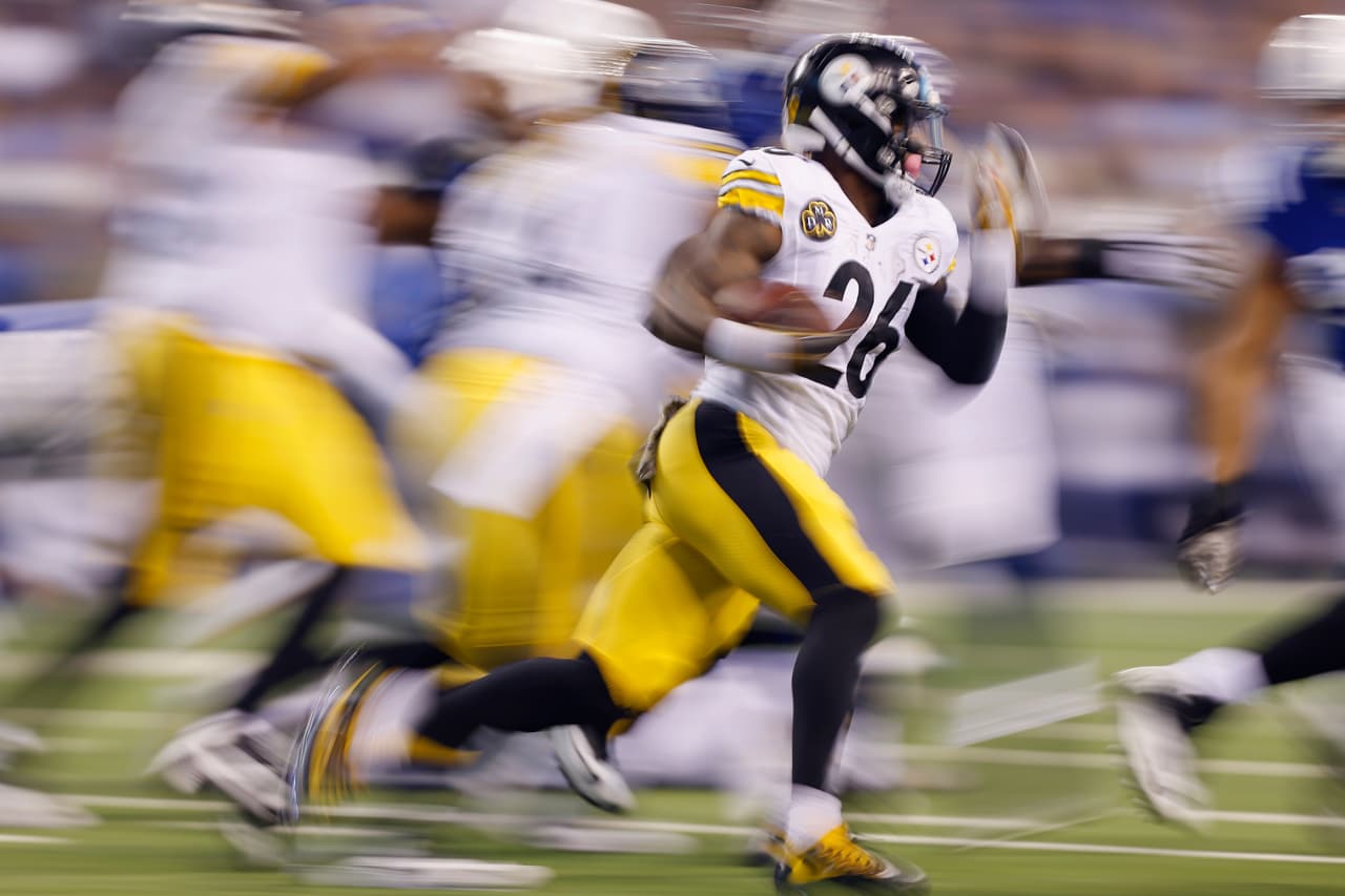 Le'Veon Bell cargó con la ofensiva terrestre de los Steelers. Sumó 80 yardas en 26 acarreos.