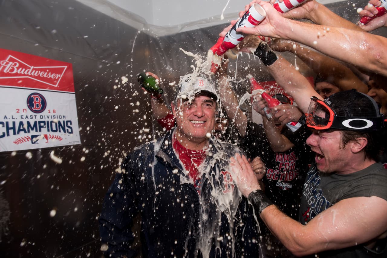 El manager John Farrell entendió que no se podía oponer a la celebración de sus muchachos y se unió resignado a la misma.
