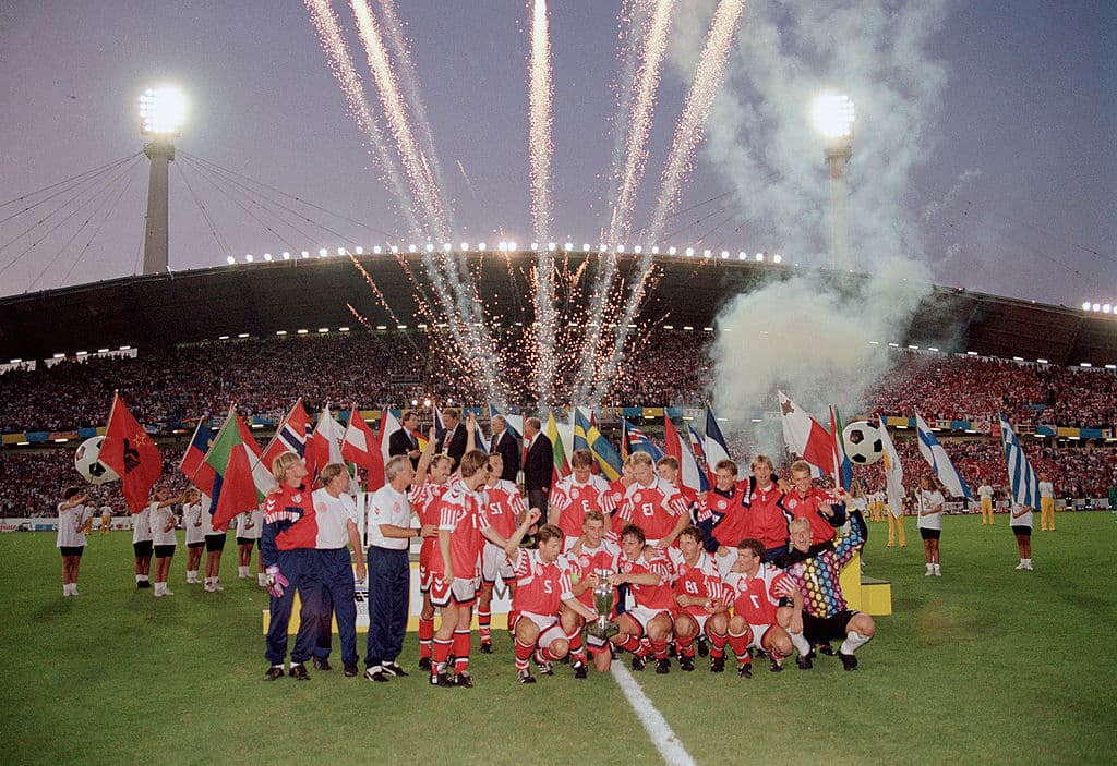 <b>1992 Dinamarca gana en la final a Alemania 2-0</b>
<br>Yugoslavia quedó excluida del certamen e invitaron a Dinamarca para ocupar su lugar, nunca se esperaron que ellos se llevarían la copa de la Euro.