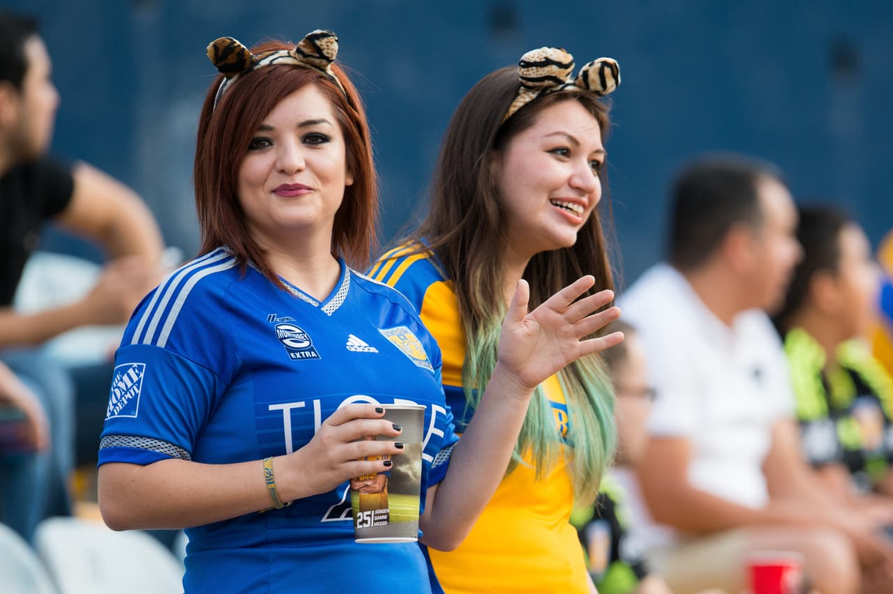 El colorido de la afición en la Jornada 13