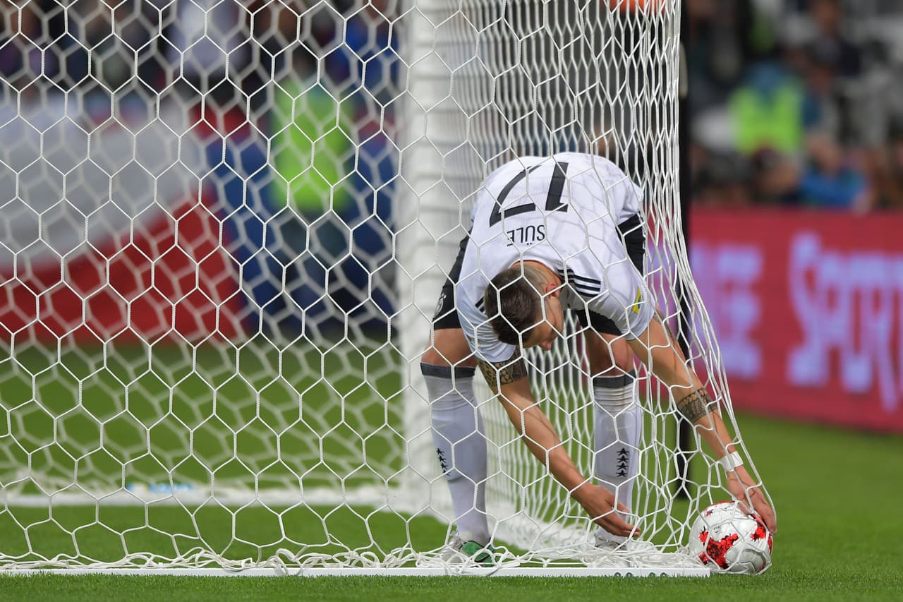 El defensa entregó mal en salida, Vidal la pellizcó, se la dio a Alexis Sánchez con el que armó una pared y el 
<i>Niño Maravilla </i>definió de puntazo al palo derecho de Ter Stegen.