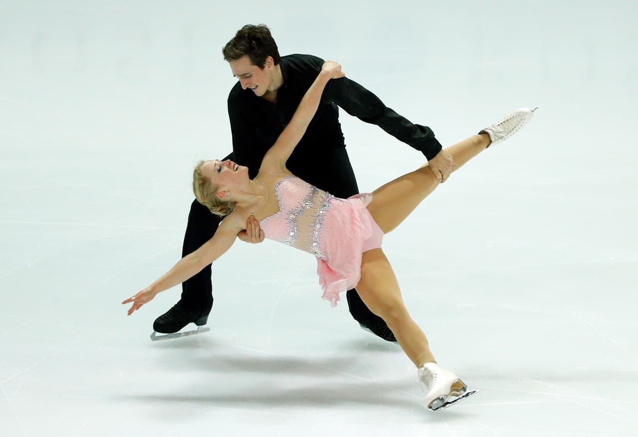 La presencia escénica y la capacidad física de las patinadoras es clave durante los ejercicios en pareja. Es allí donde la exigencia se hace mayor para lograr que con la fuerza y coordinación con sus compañeros se logren presentaciones espectaculares.3