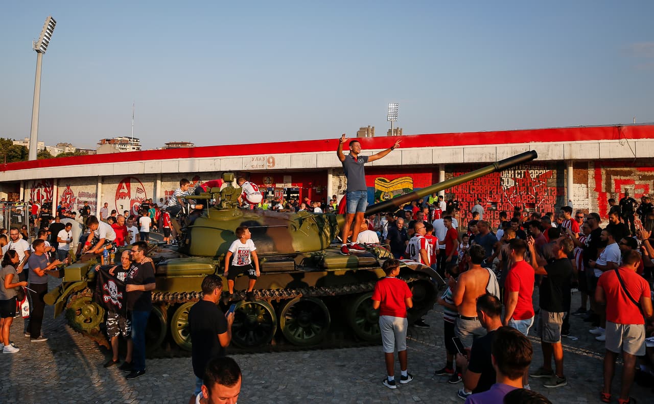 Ultras de Estrella Roja colocan tanque frente a estadio