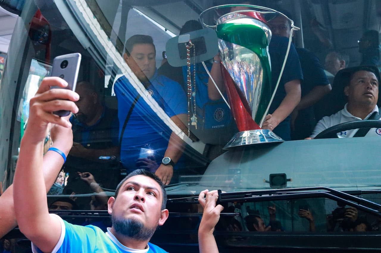 Esta es la clara imagen de la esperanza, y un momento para presumir con los amigos: '¡me tomé una selfie con la copa!', seguro salió diciendo este joven.