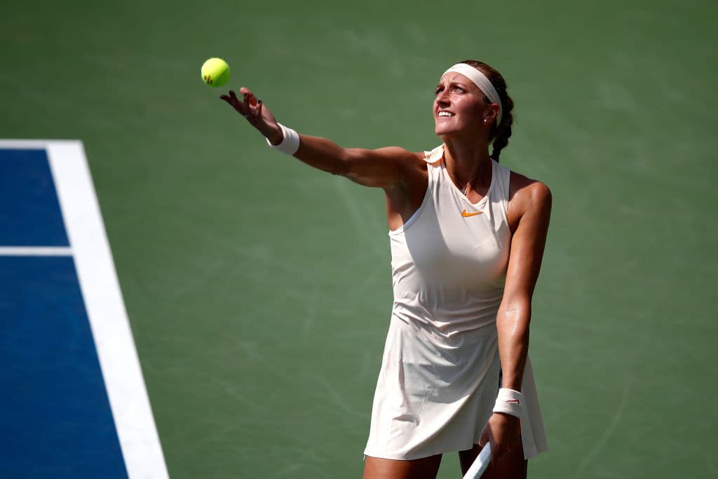 La checa Petra Kvitova, la quinta sembrada en el cuadro de mujeres, derrotó en sets consecutivos a la belga Yanina Wickmayer por 6-1 y 6-4 para avanzar en el torneo.