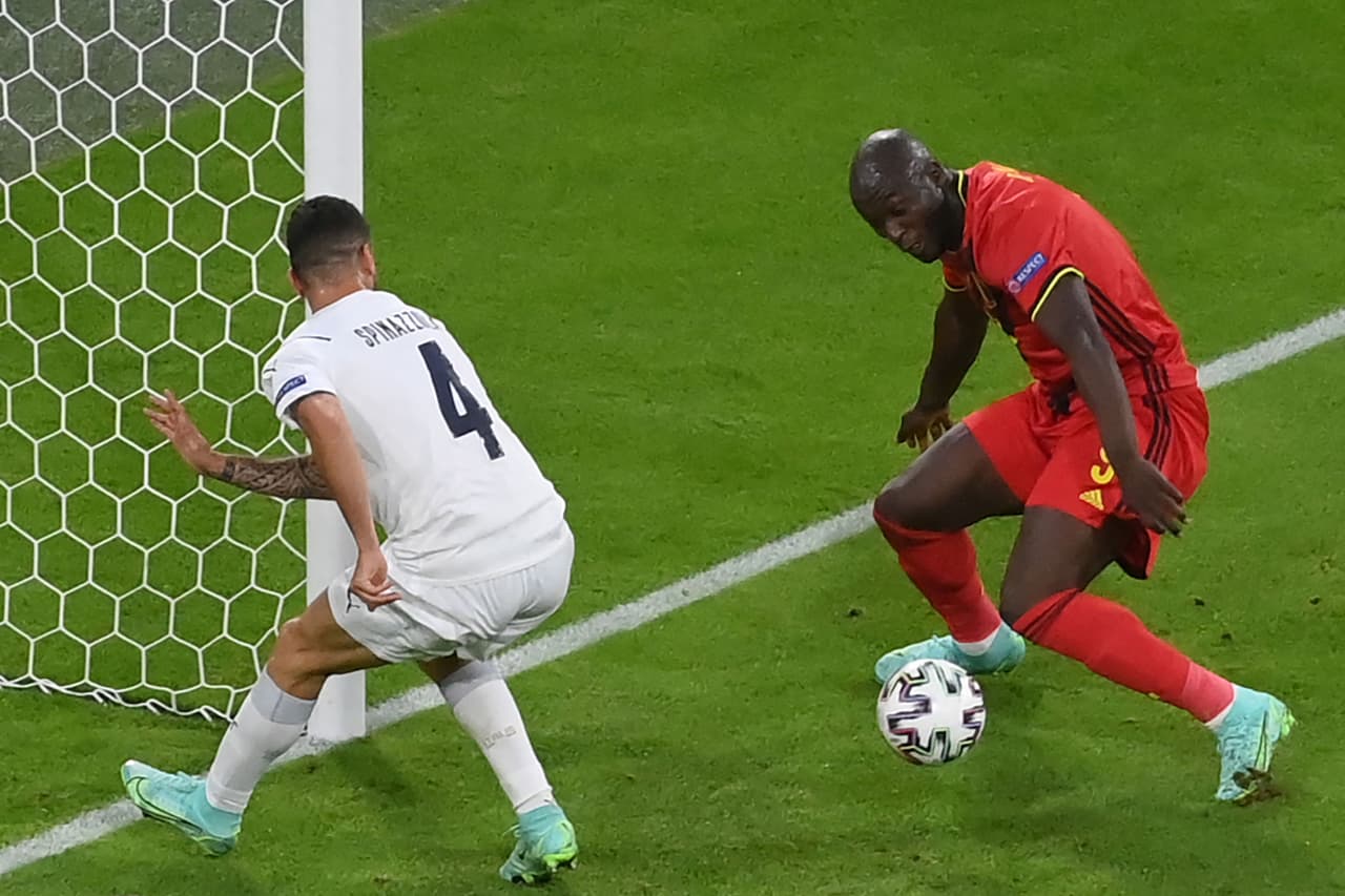 Con una extraordinaria primera parte, Italia consiguió tomar ventaja de dos goles y aunque Lukaku puso a Bélgica en el partido, los de Mancini supieron aguantar el marcador y meterse entre los cuatro mejores del torneo de naciones de la UEFA.