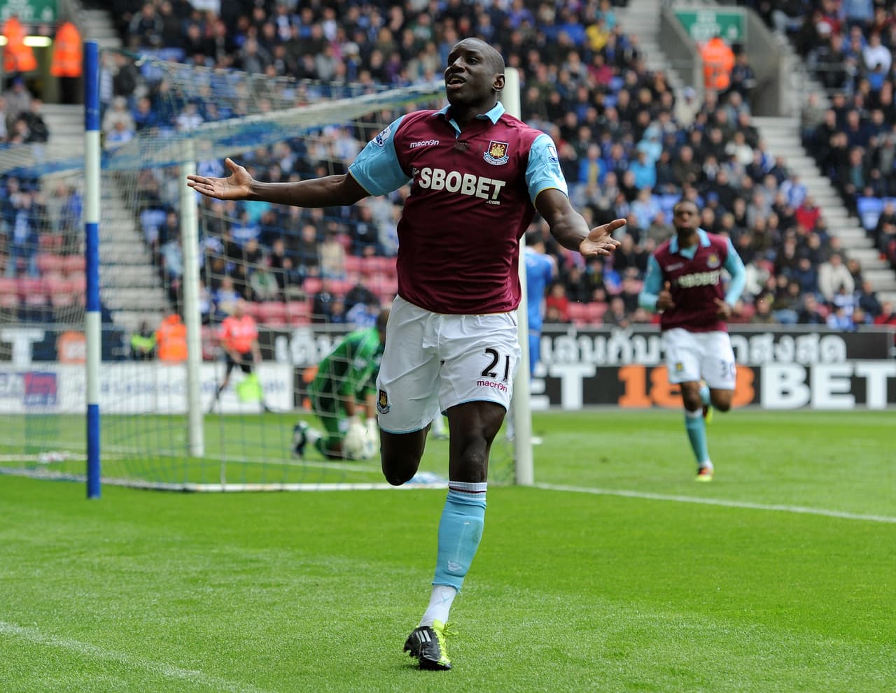 2011: el senegalés Demba Ba anotó siete goles en 12 partidos vestido de 'Hammer'. Con Newcastle anotó varios goles y fue fichado por el Chelsea de Mourinho, quien lo menospreció y lo mandó a Turquía.