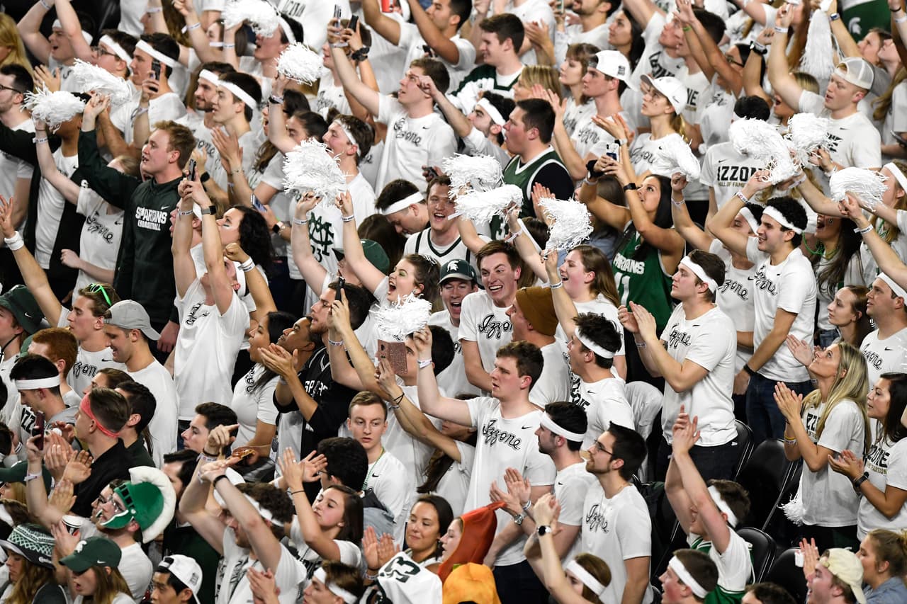 El color y la fiesta son protagonistas en la definición del básquetbol universitario de la NCAA, que tuvo de nuevo a los hinchas y a las porristas como los ejemplos de la alegría fuera de la competencia.