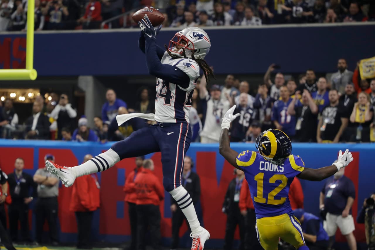 Y cuando los Rams amenazaban con el empate, tocando la puerta en la zona roja, vino el error: un pase flotado que capturó Stephon Gilmore, quitándoselo a Brandin Cooks.