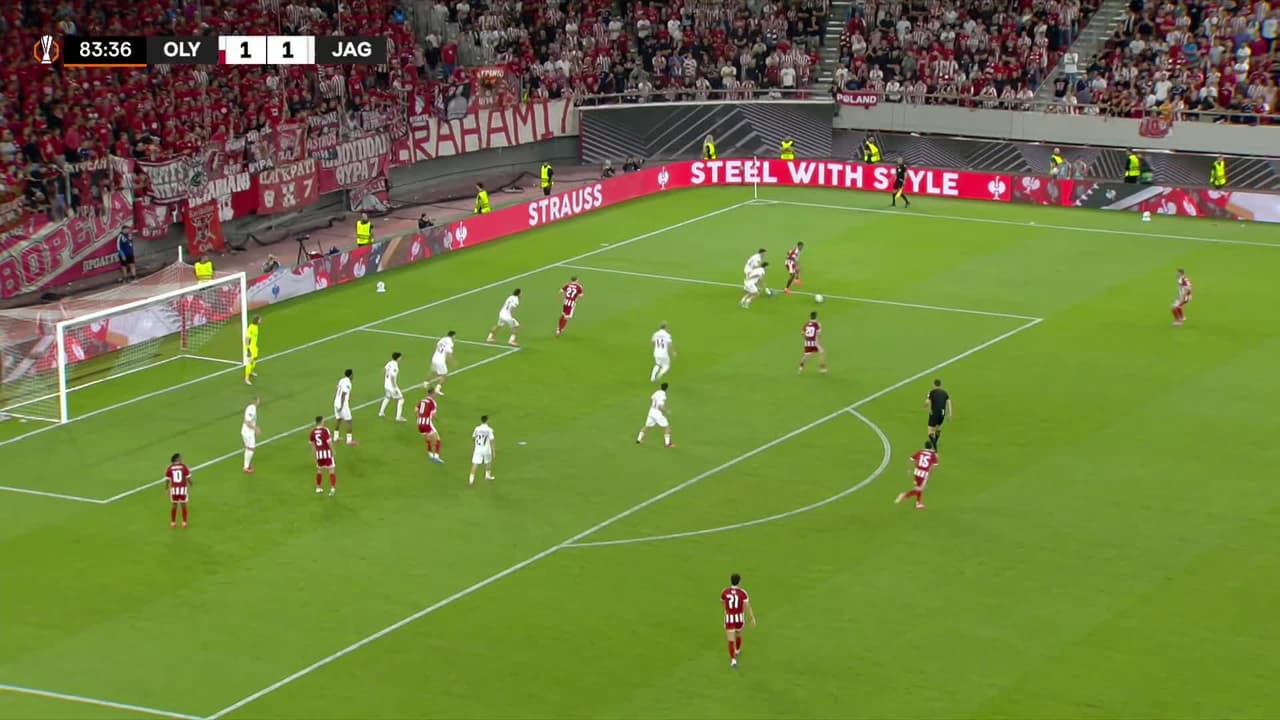 ¡GOL!  anota para Olympiakos. Roman Yaremchuk
