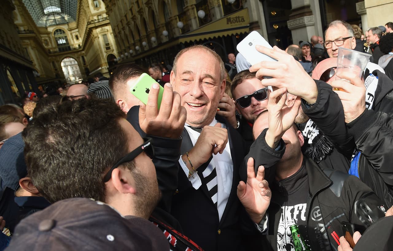 La fiesta en Milán fue cortesía de un gran grupo de fanáticos del Eintracht Frankfurt que se reunieron en la Piazza del Duomo antes de ir al Stadio San Siro incluso con la presencia del presidente del equipo, Peter Fischer, quien se contagió de la alegría que desbordaban con sus banderas y fundas alegóricas a las Águilas.